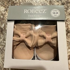 Brand new Robeez 18-24 light pink Aria shoe